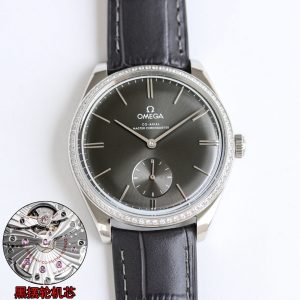 SJ Production White 1450, Rose Gold 1500. Diamond +100 Grand Launch: OMEGA 🎮PN1 De Ville Prestige Small Seconds Series Manual Mechanical De Ville Collection Watch Master Chronometer 40mm. Acquired original molds, developed over 14 months. Entire case crafted from authentic stainless steel with synchronized original polishing techniques.Features a sapphire crystal for enhanced prestige. The arched dial undergoes deep blue PVD treatment, showcasing a sunray-brushed finish. 🎮Fully interchangeable with genuine components, especially the buckle emblem—meticulously engraved by precision machinery for exceptional dimensionality, achieving true perfection.The market's only genuine molded leather strap and buckle. The emblem is also precision-engraved. Powered by the Omega 8926 Master Chronometer movement, its elegant operation is clearly visible through the scratch-resistant sapphire crystal case back. We welcome all watch enthusiasts to appreciate this piece. 🎮 S1 Exquisite Recommendation: Men's Two-Hand Semi-Automatic Mechanical Wristwatch